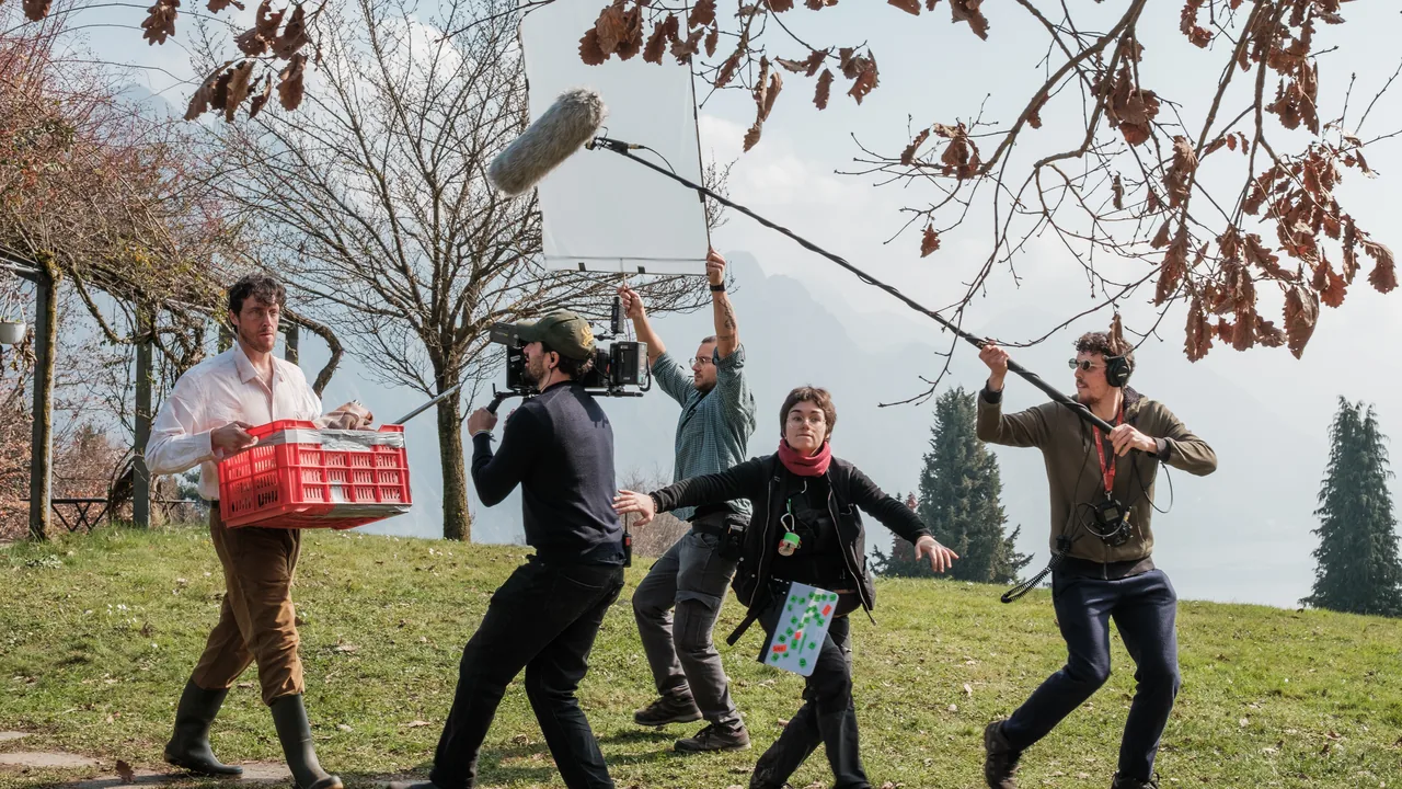 Dal set dell’Academy: la troupe sul prato, con la macchina da presa su carrello e l’asta del microfono